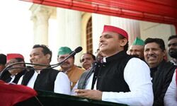 अखिलेश का आरोप: भाजपा एजेंट के रूप में काम कर रहे हैं अधिकारी