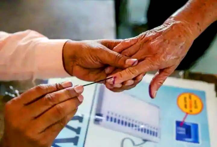 पहले चरण के मतदान हेतु कल रवाना होंगी पोलिंग पार्टियां पहले चरण के मतदान हेतु कल रवाना होंगी पोलिंग पार्टियां
