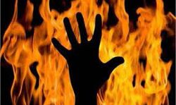 महिला ने दो बच्चों के साथ लगायी आग दो की मौत एक गंभीर महिला ने दो बच्चों के साथ लगायी आग दो की मौत एक गंभीर