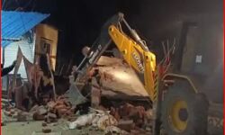 गैंगस्टर के अवैध निर्माण पर गरजा योगी का बुलडोजर-किया जमींदोज गैंगस्टर के अवैध निर्माण पर गरजा योगी का बुलडोजर-किया जमींदोज