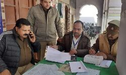 जांच के दौरान कार में मिला नोटों का जखीरा-नहीं मिल सका कोई हिसाब जांच के दौरान कार में मिला नोटों का जखीरा-नहीं मिल सका कोई हिसाब