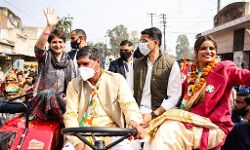 हस्तिनापुर पहुंची प्रियंका गांधी वाड्रा ने शुरू किया रोड शो-उमड़ी भीड़ हस्तिनापुर पहुंची प्रियंका गांधी वाड्रा ने शुरू किया रोड शो-उमड़ी भीड़