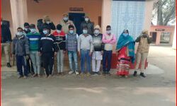 पुलिस ने फटकारे डंडे तो जलती लकड़ी लेकर पीछे दौड़ पड़ी भीड़-टूटी नाक पुलिस ने फटकारे डंडे तो जलती लकड़ी लेकर पीछे दौड़ पड़ी भीड़-टूटी नाक