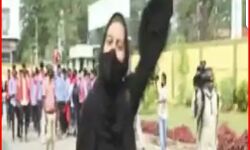 यूपी पहुंची हिजाब की सियासत-इस संगठन ने की छात्रा को 5 लाख की घोषणा यूपी पहुंची हिजाब की सियासत-इस संगठन ने की छात्रा को 5 लाख की घोषणा