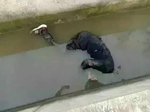 शव मिलने से इलाके में फैली सनसनी- शराब के नशे में गिरा था युवक शव मिलने से इलाके में फैली सनसनी- शराब के नशे में गिरा था युवक