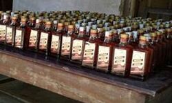 शराब की पेटियों के साथ दो तस्कर गिरफ्तार- कार भी बरामद