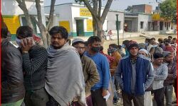 धूप निकलते ही मतदान में आई तेजी- बूथों पर लगी लंबी लाइनें धूप निकलते ही मतदान में आई तेजी- बूथों पर लगी लंबी लाइनें