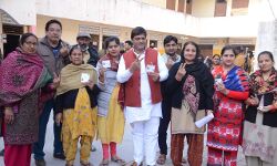 संयुक्त परिवार संग मतदान कर मनीष चौधरी ने किया धन्यवाद संयुक्त परिवार संग मतदान कर मनीष चौधरी ने किया धन्यवाद