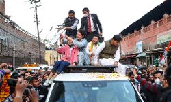 प्रियंका ने भीड़ के साथ किया जनसम्पर्क- प्रत्याशी के समर्थन में मांगे वोट प्रियंका ने भीड़ के साथ किया जनसम्पर्क- प्रत्याशी के समर्थन में मांगे वोट