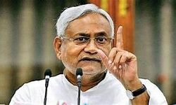 नीतीश को समाजवादी कहे जाने को लेकर बिहार में राजनीतिक घमासान नीतीश को समाजवादी कहे जाने को लेकर बिहार में राजनीतिक घमासान