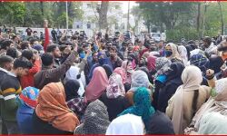 हाईकोर्ट की नसीहत- हिजाब पर आंदोलन से अच्छा विद्यार्थी क्लास में जाएं