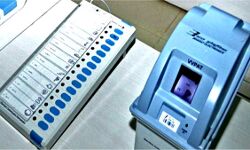 प्रत्याशी ने लगाया EVM सीलिंग में गड़बड़ी का आरोप प्रत्याशी ने लगाया EVM सीलिंग में गड़बड़ी का आरोप