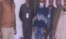 चेकिंग के दौरान गाड़ी से बरामद किये गये 10 लाख रूपये चेकिंग के दौरान गाड़ी से बरामद किये गये 10 लाख रूपये