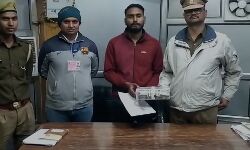 पुलिस-प्रशासन एक्टिव, गाडी से बरामद की लाखों रूपये की नगदी पुलिस-प्रशासन एक्टिव, गाडी से बरामद की लाखों रूपये की नगदी