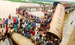 रेलवे पुल धसकने से दो इंजीनियरों की मौत, तीन घायल रेलवे पुल धसकने से दो इंजीनियरों की मौत, तीन घायल