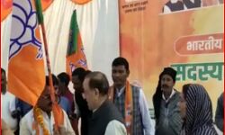चुनाव के बीच भाजपा ने दिया सपा को झटका- दर्जनों ने थामा भगवा झंडा चुनाव के बीच भाजपा ने दिया सपा को झटका- दर्जनों ने थामा भगवा झंडा