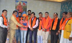 महिला दिवस पर समाजसेवी टीम ने किया मेधावी छात्रा को सम्मानित महिला दिवस पर समाजसेवी टीम ने किया मेधावी छात्रा को सम्मानित