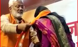 दलबदल जारी- एक दल के अध्यक्ष समेत दर्जनों ने थामा बीजेपी का दामन दलबदल जारी- एक दल के अध्यक्ष समेत दर्जनों ने थामा बीजेपी का दामन