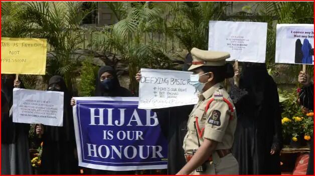 हिजाब पर हंगामा-कॉलेज से बाहर निकली छात्राएं- सीएम की अपील
