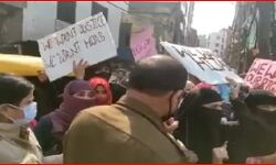 हिजाब के पक्ष में प्रदर्शन कर रही महिला व पुरूष को पुलिस ने किया गिरफ्तार हिजाब के पक्ष में प्रदर्शन कर रही महिला व पुरूष को पुलिस ने किया गिरफ्तार