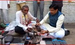 बीजेपी सांसद ने मोची की चप्पल की मरम्मत कर की पॉलिश- वीडियो वायरल बीजेपी सांसद ने मोची की चप्पल की मरम्मत कर की पॉलिश- वीडियो वायरल