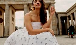 अभिनेत्री ने बालों में फूल लगाकर की तस्वीरें शेयर- तो अनुष्का बोली....