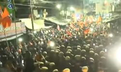 योगी के रोड शो में उमड़ा भारी जनसैलाब योगी के रोड शो में उमड़ा भारी जनसैलाब