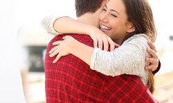 बॉयफ्रेंड को देने गई थी सरप्राइज- वह किसी और लड़की के साथ मिला व्यस्त बॉयफ्रेंड को देने गई थी सरप्राइज- वह किसी और लड़की के साथ मिला व्यस्त