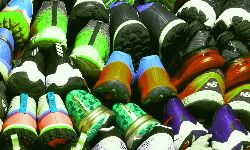 जूता फैक्ट्री में लगी आग से मची भगदड़-आग की लपटों से आसमान काला जूता फैक्ट्री में लगी आग से मची भगदड़-आग की लपटों से आसमान काला