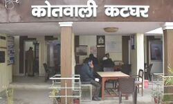 दरवाजा तोड़कर लोगों ने महिला को बाहर खींचकर पीटा- पुलिस ने की FIR दर्ज दरवाजा तोड़कर लोगों ने महिला को बाहर खींचकर पीटा- पुलिस ने की FIR दर्ज