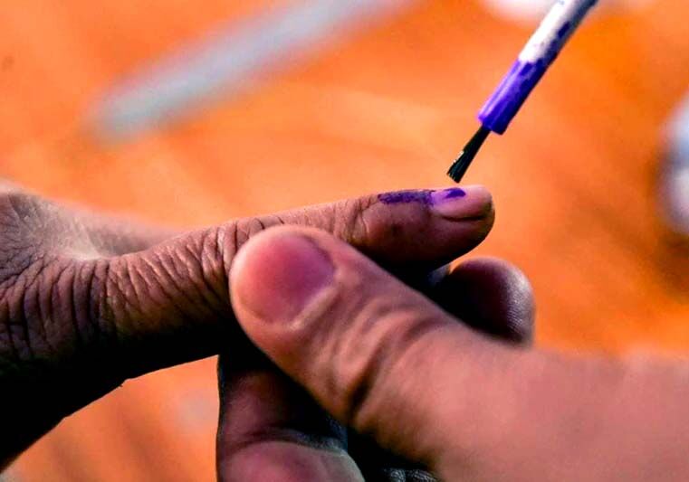 सौ वर्षीय डॉक्टर ने किया मतदान, खुद चल कर पहुंचे मतदान केन्द्र