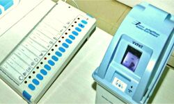 जिले में कुछ बूथ पर EVM में गड़बड़ी जिले में कुछ बूथ पर EVM में गड़बड़ी