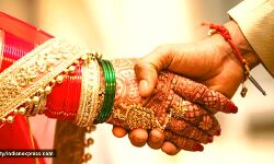 मंच पर पहुंचकर प्रेमी ने गर्दन पर ब्लेड मारकर भर दी प्रेमिका की मांग मंच पर पहुंचकर प्रेमी ने गर्दन पर ब्लेड मारकर भर दी प्रेमिका की मांग