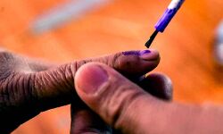 सौ वर्षीय डॉक्टर ने किया मतदान, खुद चल कर पहुंचे मतदान केन्द्र सौ वर्षीय डॉक्टर ने किया मतदान, खुद चल कर पहुंचे मतदान केन्द्र