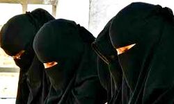 परीक्षा के दौरान हिजाब पहनकर पहुंची छात्राएं परीक्षा के दौरान हिजाब पहनकर पहुंची छात्राएं