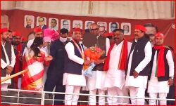 डिप्टी CM के दामाद सपा मुखिया को गुलदस्ता देकर साइकिल पर हुए सवार डिप्टी CM के दामाद सपा मुखिया को गुलदस्ता देकर साइकिल पर हुए सवार