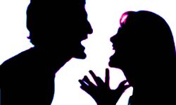 पति से झगड़े के बाद पत्नी ने दो बच्चों के साथ लगाई आग, तीनों गंभीर झुलसे