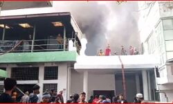 जूता फैक्ट्री में लगी आग- मची अफरा-तफरी, लोगों में दहशत जूता फैक्ट्री में लगी आग- मची अफरा-तफरी, लोगों में दहशत