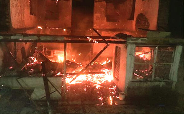 खादी भंडार में आग लगी, पांच दुकानें जलकर खाक