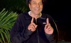 धर्मेंद्र ने चांद के नीचे खड़े होकर गाया रोमांटिक गाना