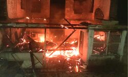 खादी भंडार में आग लगी, पांच दुकानें जलकर खाक