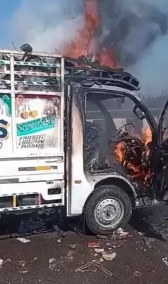 फ्लाईओवर पर दौड़ रहा टेंपो बना आग का गोला- इस तरह बची दो की जान