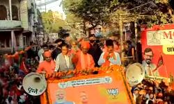 योगी के गृह नगर में गर्म जोशी से किया स्वागत- रोड शो में उमड़ा जनसैलाब योगी के गृह नगर में गर्म जोशी से किया स्वागत- रोड शो में उमड़ा जनसैलाब