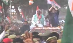 प्रियंका गांधी ने पार्टी प्रत्याशी के समर्थन में किया रोड शो