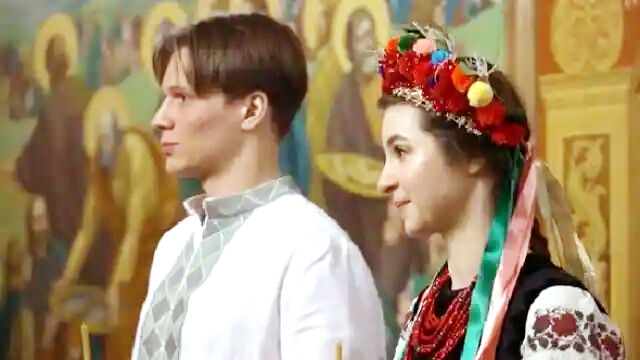 शादी करने के बाद यूक्रेन के कपल ने उठाये जंग लड़ने के लिये हथियार
