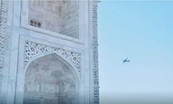 ताजमहल के निकट कम ऊँचाई पर उड़ते विमान ने मचाई सनसनी ताजमहल के निकट कम ऊँचाई पर उड़ते विमान ने मचाई सनसनी