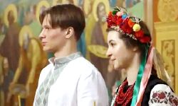 शादी करने के बाद यूक्रेन के कपल ने उठाये जंग लड़ने के लिये हथियार शादी करने के बाद यूक्रेन के कपल ने उठाये जंग लड़ने के लिये हथियार