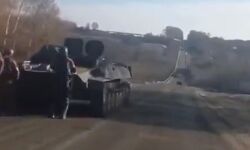 सैनिकों को तेल खत्म होने पर बोला यूक्रेनी तुम्हारें टैंक को रूस छोड आएं सैनिकों को तेल खत्म होने पर बोला यूक्रेनी तुम्हारें टैंक को रूस छोड आएं