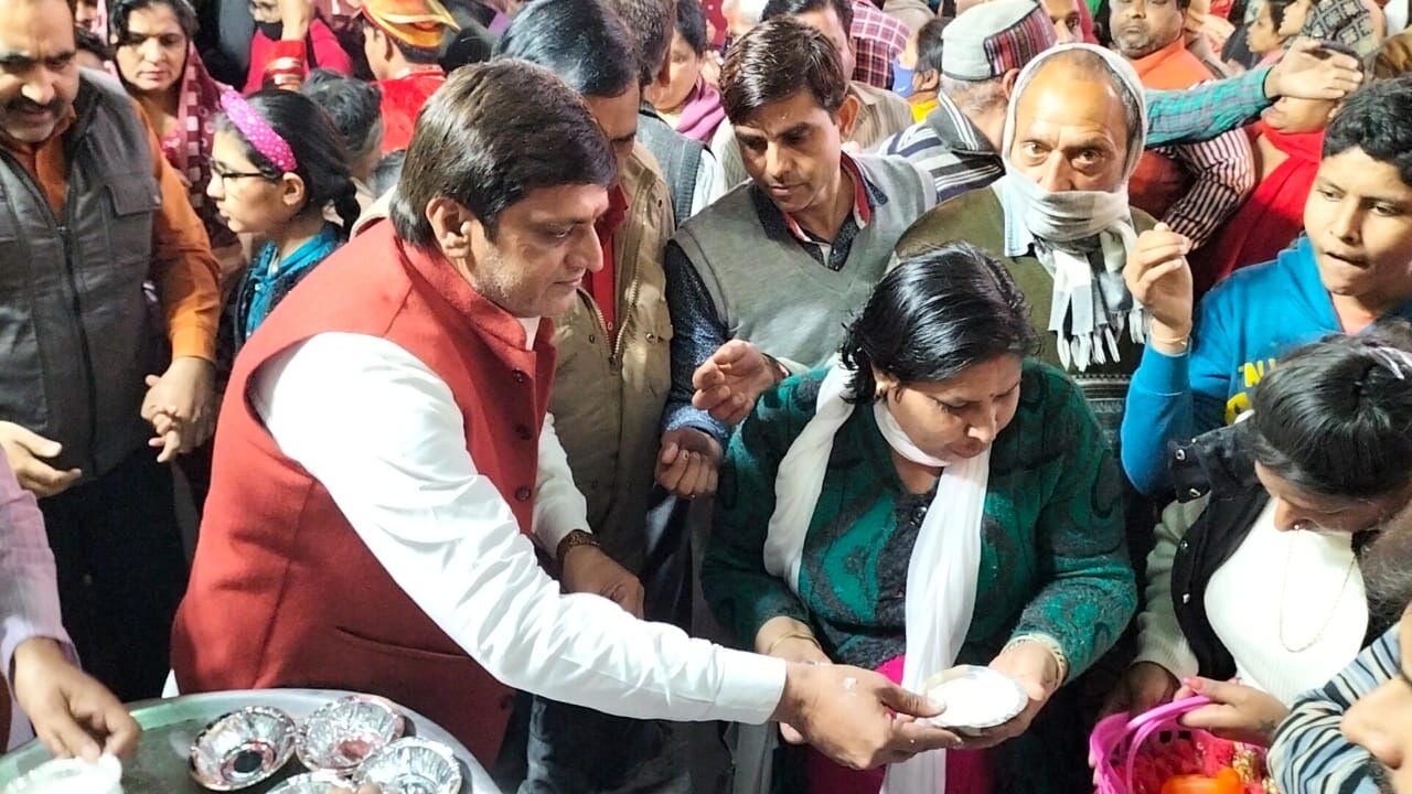 महाशिवरात्रि पर्व पर समाजसेवी टीम ने खीर के प्रसाद का किया वितरण