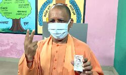 इलेक्शन 2022 - कतार में लग कर CM योगी ने डाला अपना वोट इलेक्शन 2022 - कतार में लग कर CM योगी ने डाला अपना वोट